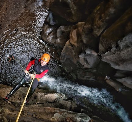 Esperienza di canyoning nella cascata Salto do Cabrito