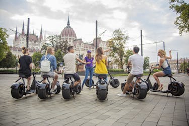 Begeleide E-scooter Parlementstour in Boedapest