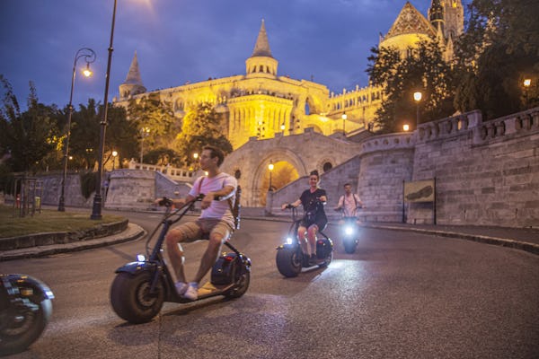 Geführte Sonnenuntergangs- und Nachttour in Budapest mit dem E-Scooter
