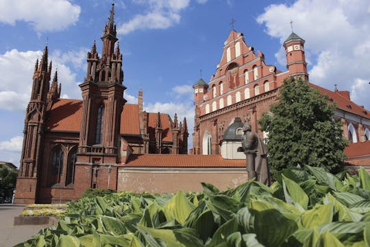 Arquitetura da cidade velha de Vilnius e passeio no bairro de Uzupis