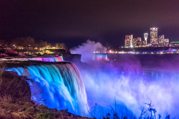 Wodospad Niagara z nocnym oświetleniem i fajerwerkami z USA