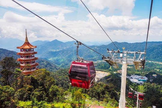 Dwukierunkowa przejażdżka kolejką linową Genting Highland i prywatna wycieczka po jaskiniach Batu