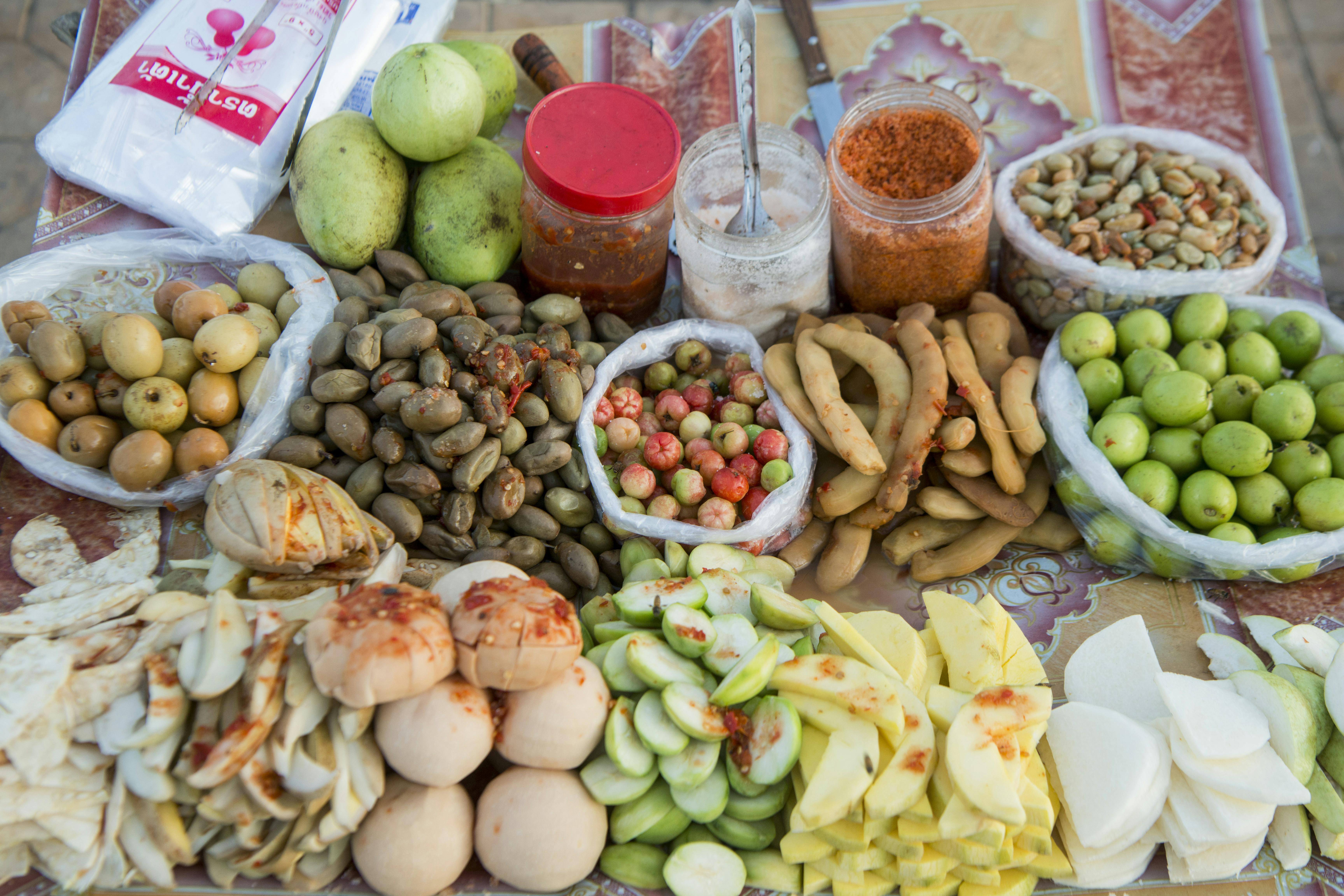 Passeio guiado noturno com comida de rua em Phnom Penh