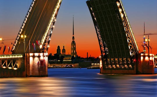Cruzeiro noturno sob as pontes levadiças de São Petersburgo