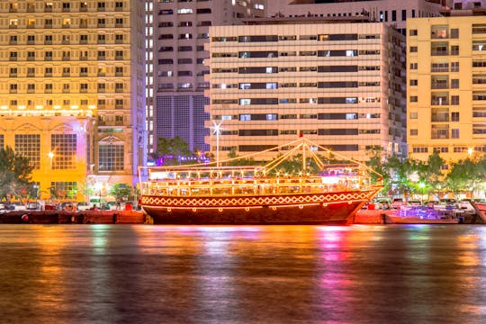 Jantar de cruzeiro de dhow clássico com transferência opcional de Ras Al Khaimah
