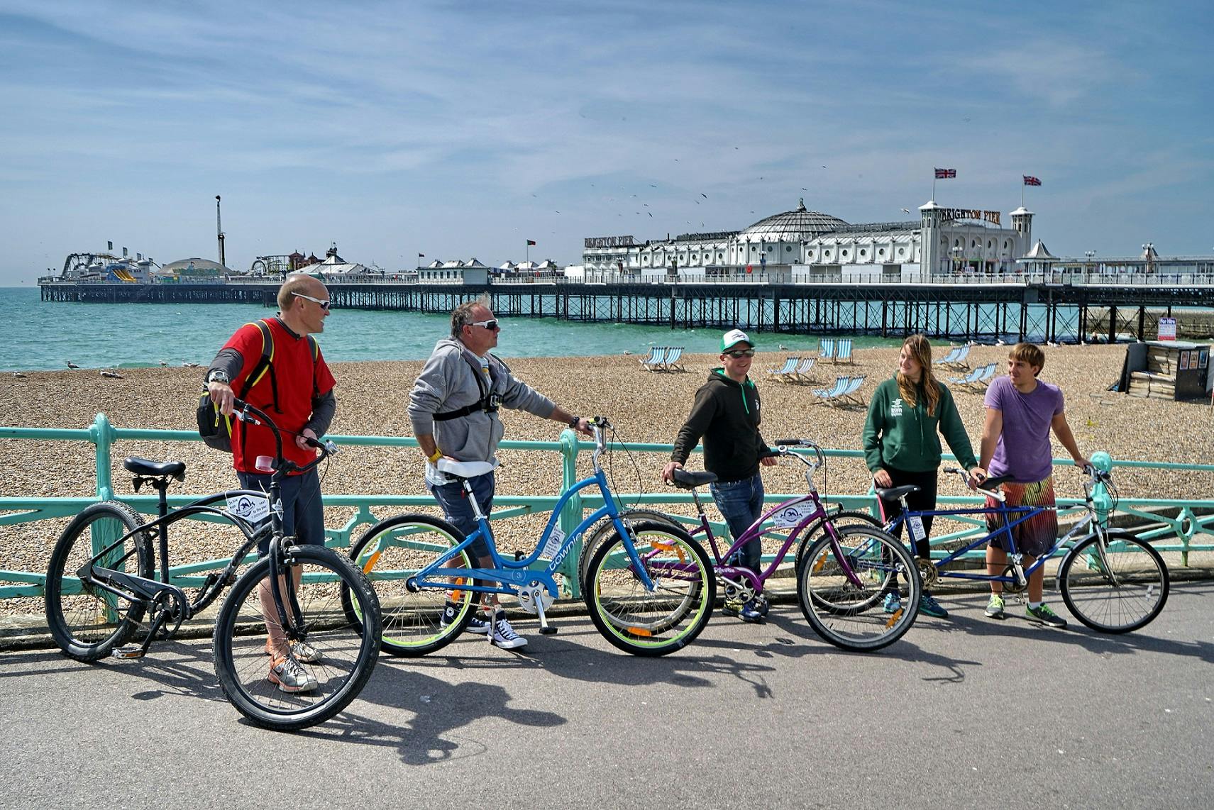 Fiets langs het strand met verhuur van Brighton Beach Bikes