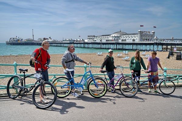 Pasea en bicicleta por la playa con el alquiler de Brighton Beach Bikes