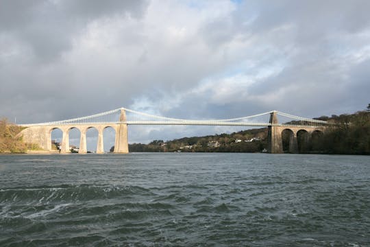 Passeio de barco pelas pontes do estreito de Menai