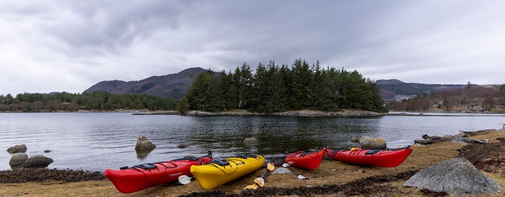 Tour guiado por el fiordo de Jørpeland en kayak