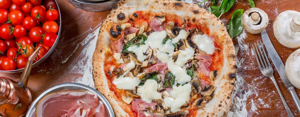 Pizza making class with a chef in Naples