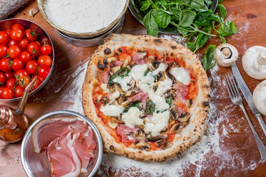 Pizza making class with a chef in Naples