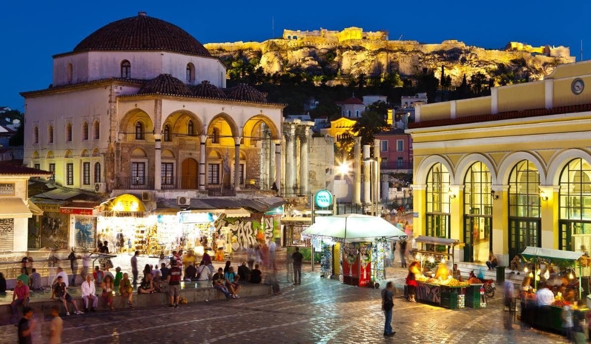 Lebhafte geführte Nachtwanderung durch Athen