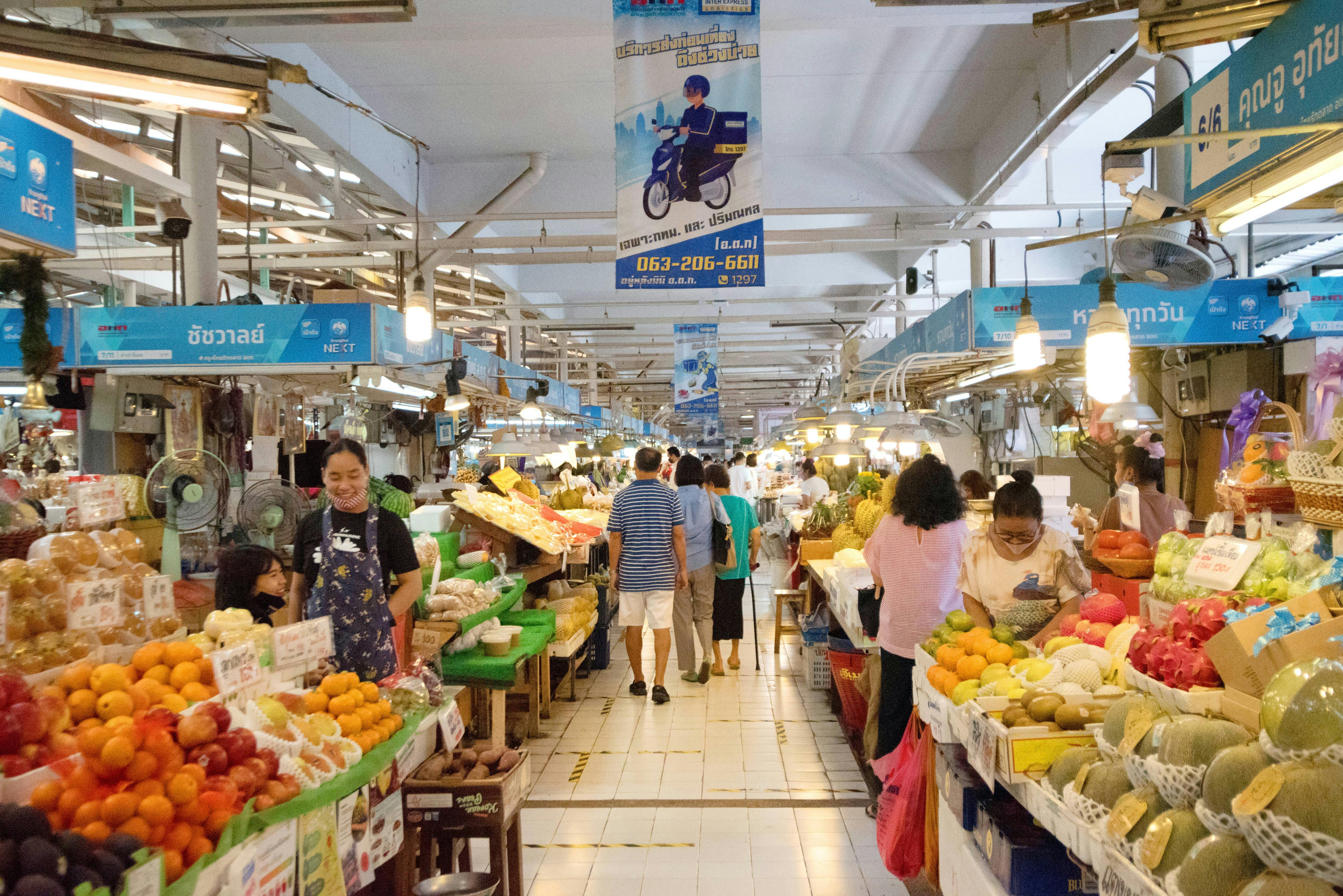 Visite guidée du marché de Or Tor Kor