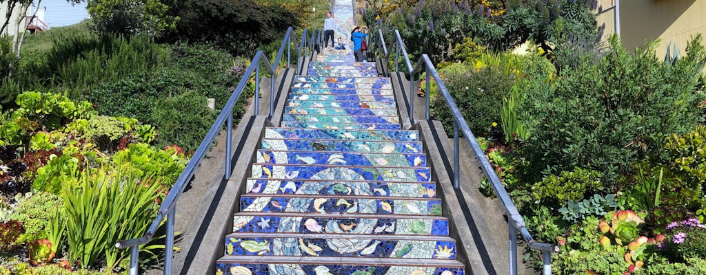 Caminata urbana con jardines ocultos y escalones de azulejos en la 16th Ave