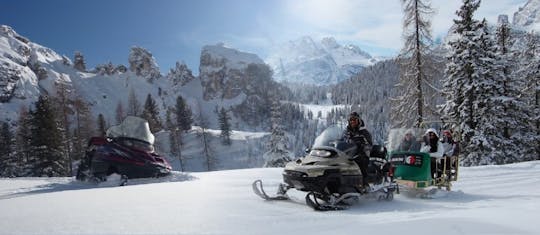 'The Great Dolomites Road' com passeio privado em moto de neve e trenó