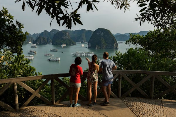 Visita guiada de día completo a la bahía de Halong desde Hanói