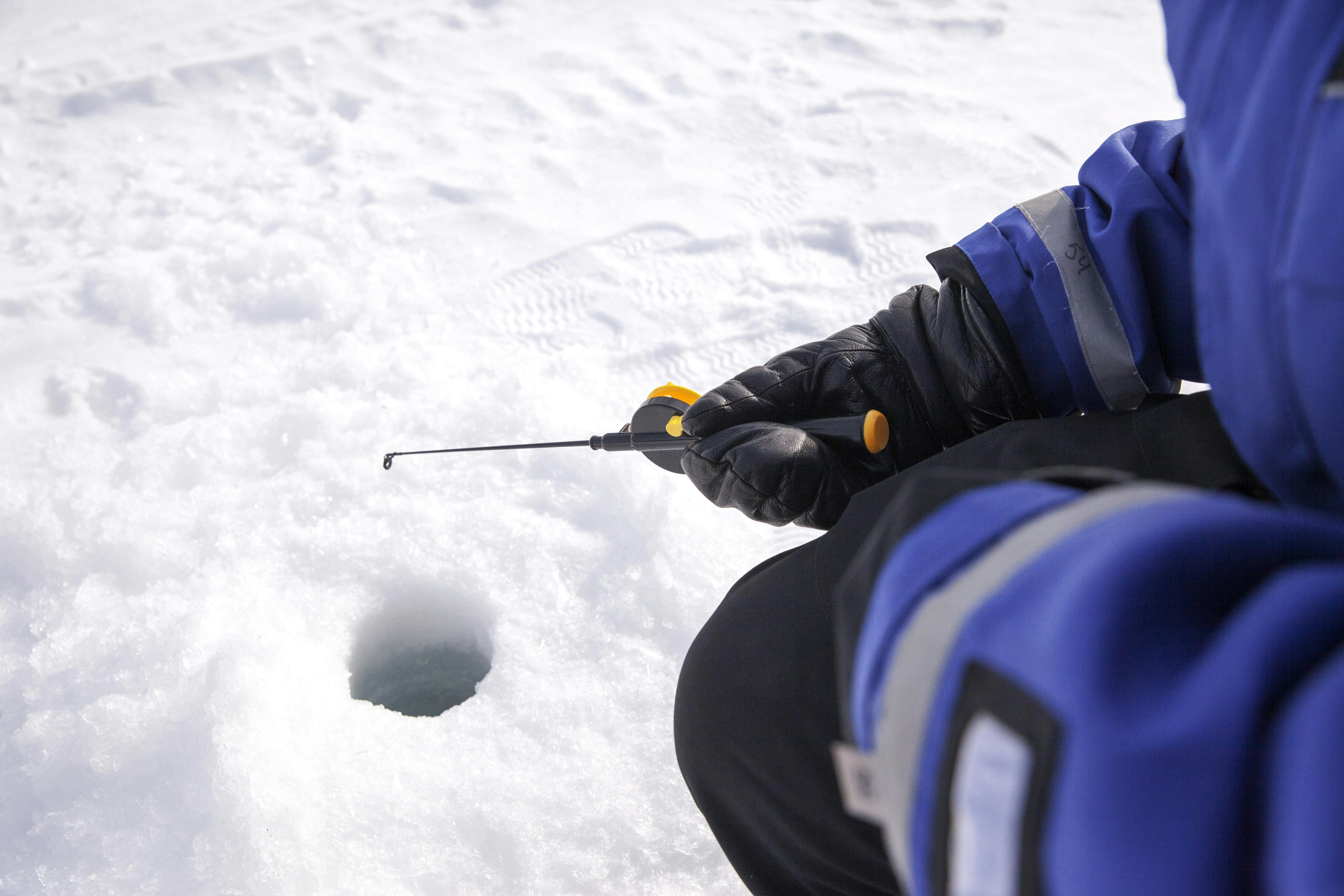 Safari em motos de neve com experiência de pesca no gelo