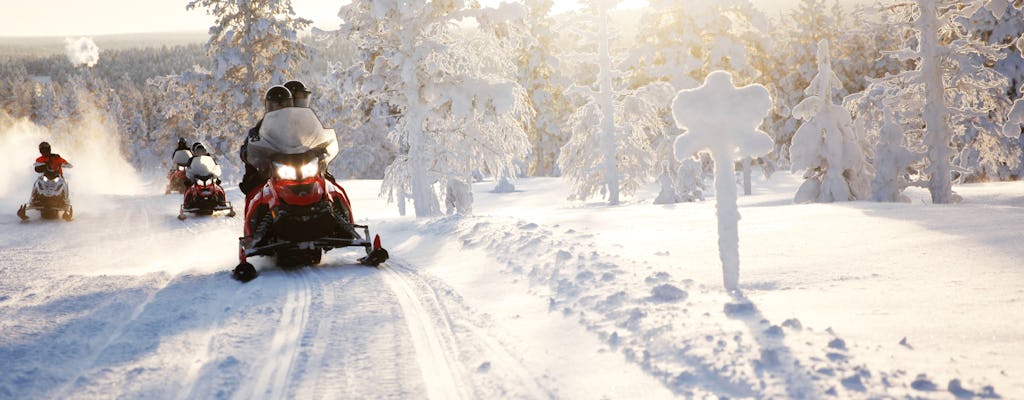 Safari expresso em moto de neve na região selvagem da Lapônia