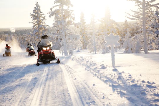Safari em motos de neve com visita à fazenda de husky