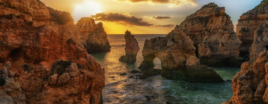 Paseo en barco nocturno por Ponta da Piedade