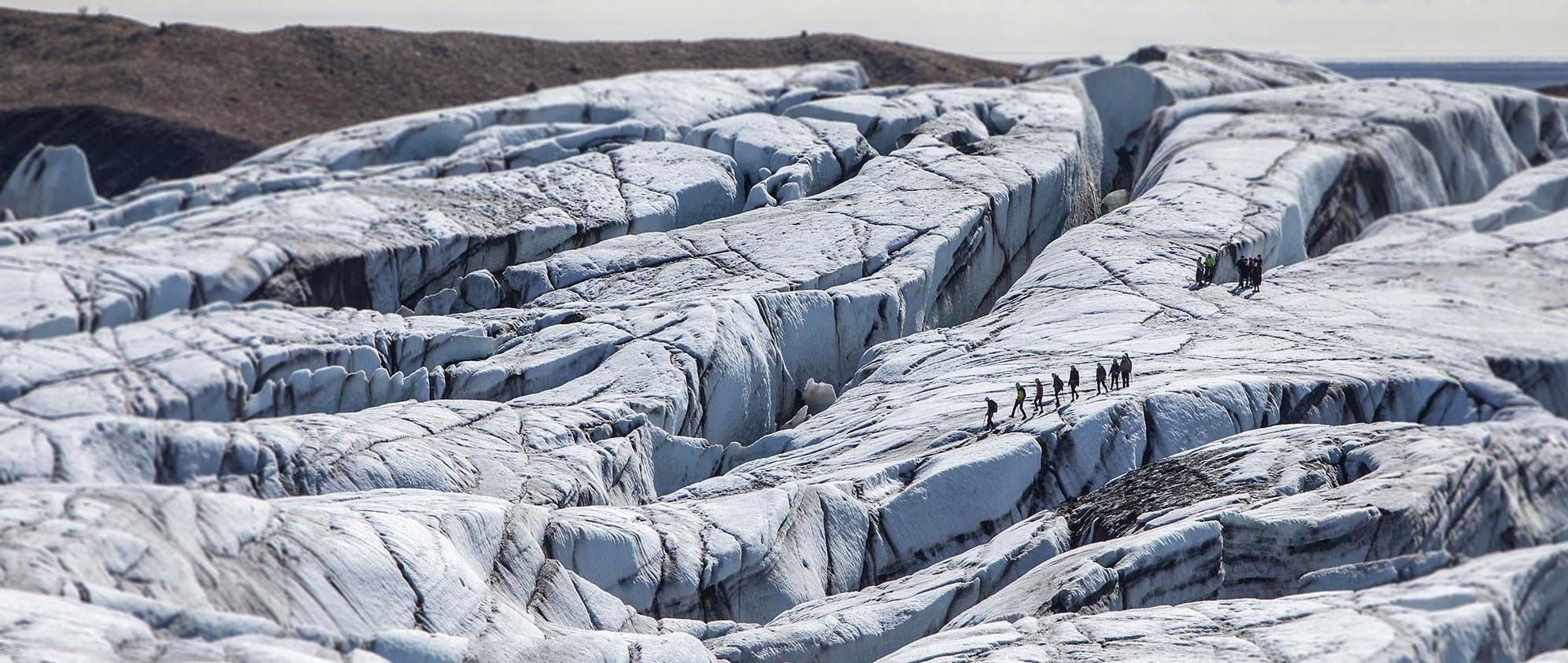 Promenade sur le glacier de glace bleue de Skaftafell