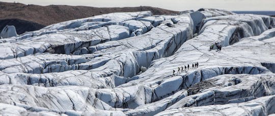 Passeggiata sul ghiacciaio del ghiaccio blu di Skaftafell