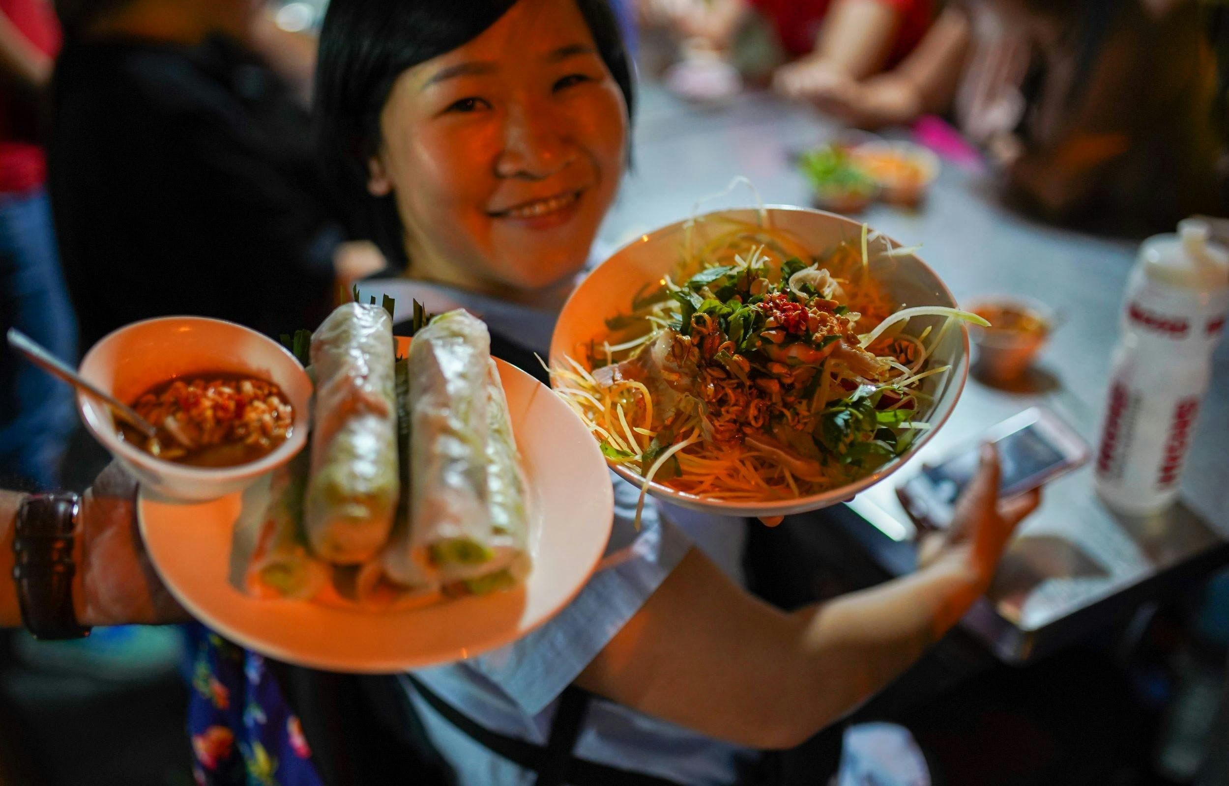 Passeio noturno com comida de rua na cidade de Ho Chi Minh