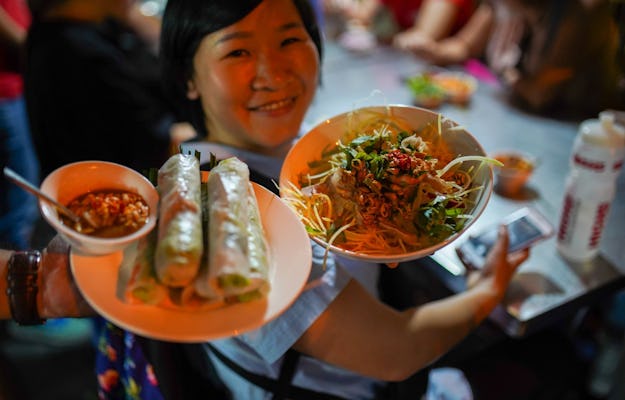 Passeio noturno com comida de rua na cidade de Ho Chi Minh