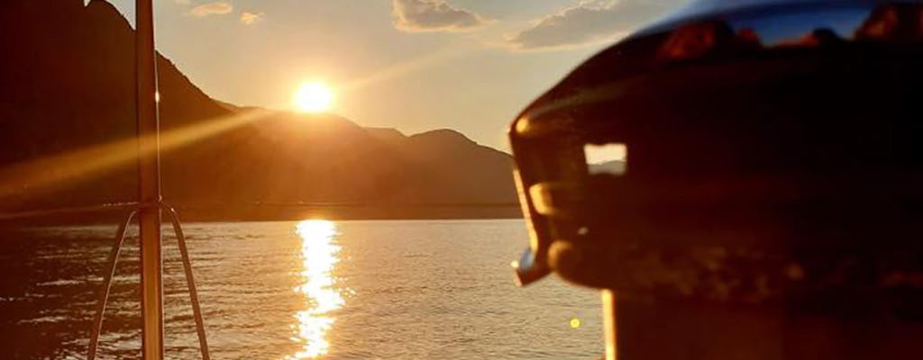 Doświadczenie żeglarskie o zachodzie słońca na jeziorze Como