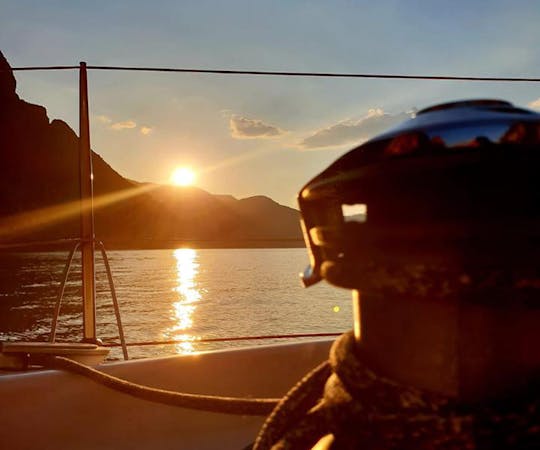 Expérience de voile au coucher du soleil sur le lac de Côme