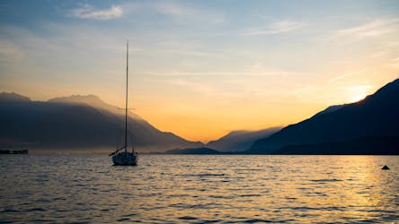 Experiencia de navegación al atardecer en el lago de Como con aperitivo