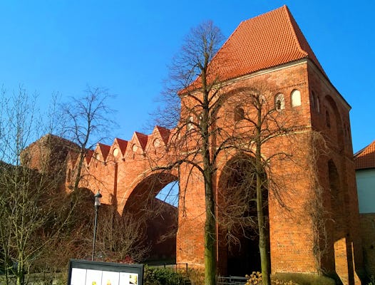 Tour privado por el casco antiguo con la puerta del monasterio y las ruinas del castillo teutónico