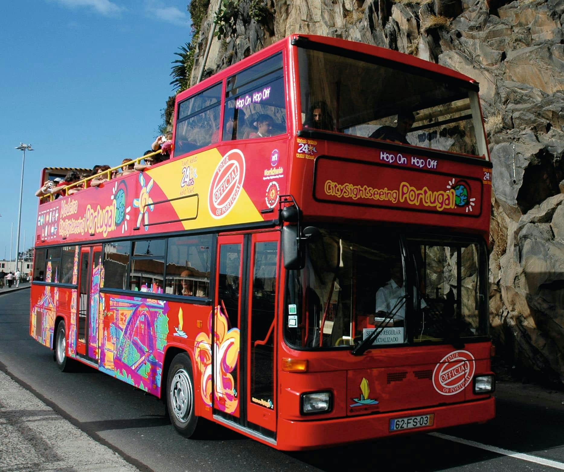 Bus touristique City Sightseeing dans la ville de Funchal sur la ligne bleue