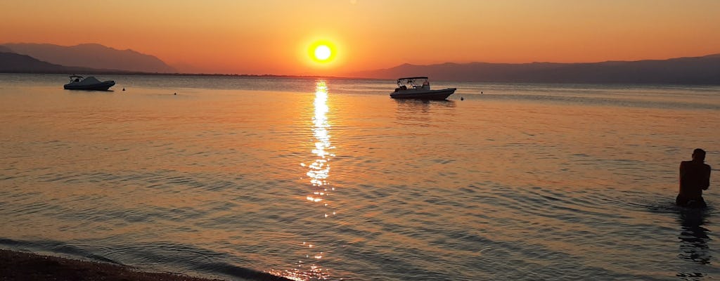 Bote inflable en una excursión de un día a la isla desierta del Egeo