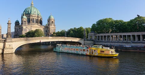 East-Side-Tour – um passeio pela cidade no rio Spree a leste de Berlim