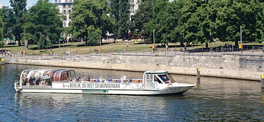Spree boat trip through the center of Berlin