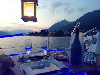 Experiencia privada en velero romántico al atardecer en el lago de Como con cena