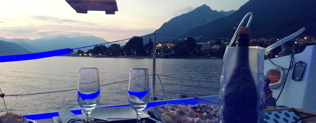 Esperienza romantica privata in barca a vela al tramonto sul Lago di Como con cena