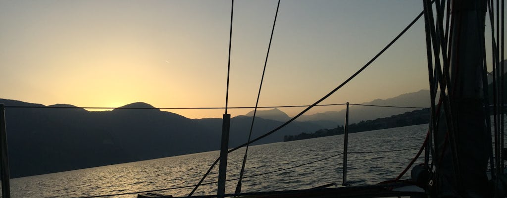 Experiencia de navegación al atardecer con cena en el lago de Como