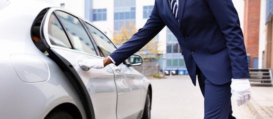 Auto voor een hele dag ter beschikking in Muscat met chauffeur