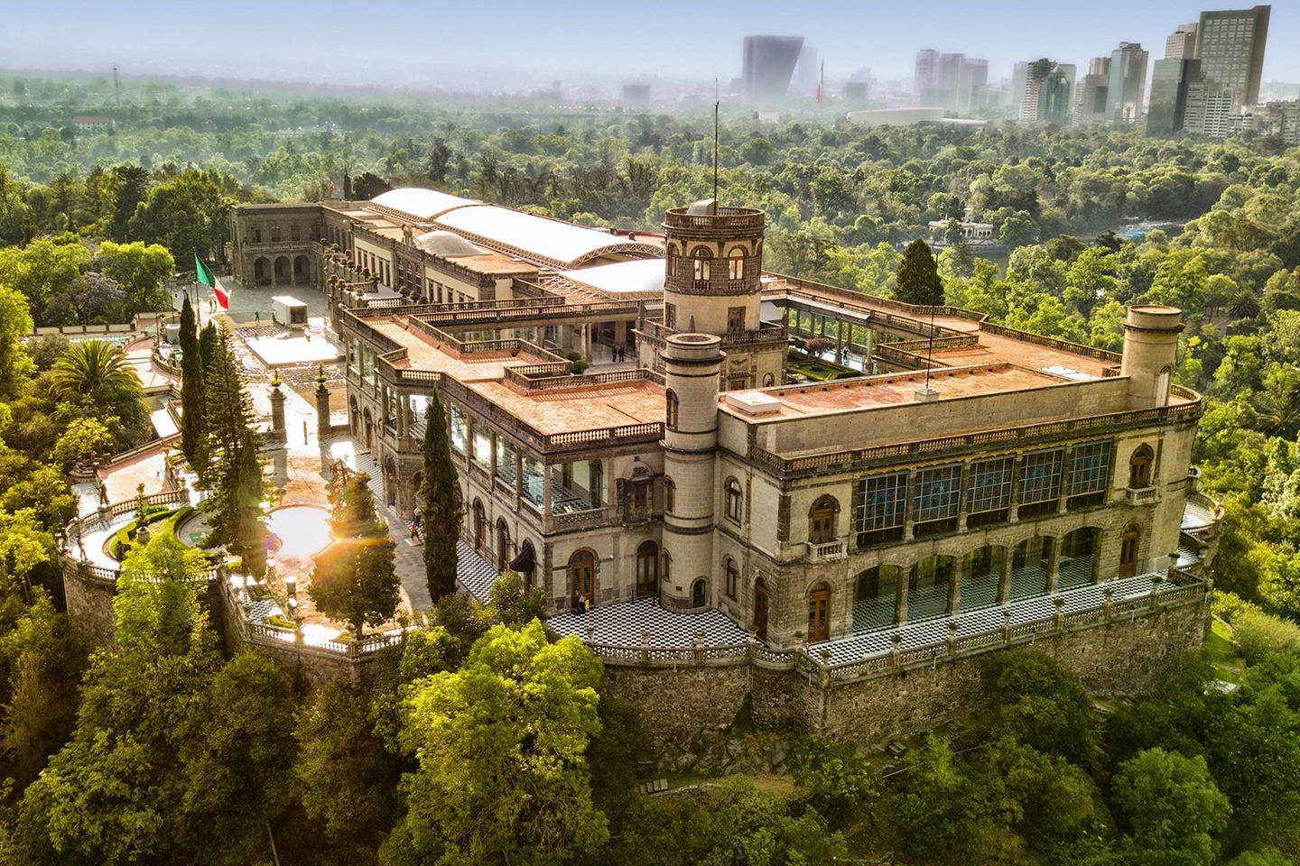 chapultepec castle        
        <figure class=