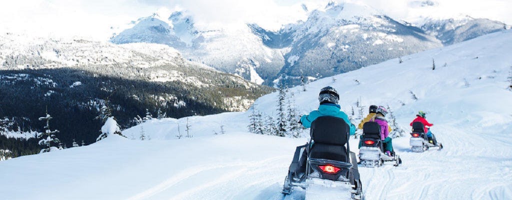 Motos de nieve en familia en Whistler: recorrido por pistas frescas