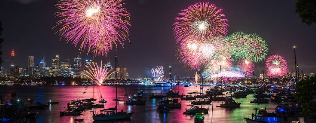 Cruzeiro com festa de ano novo no porto de Sydney