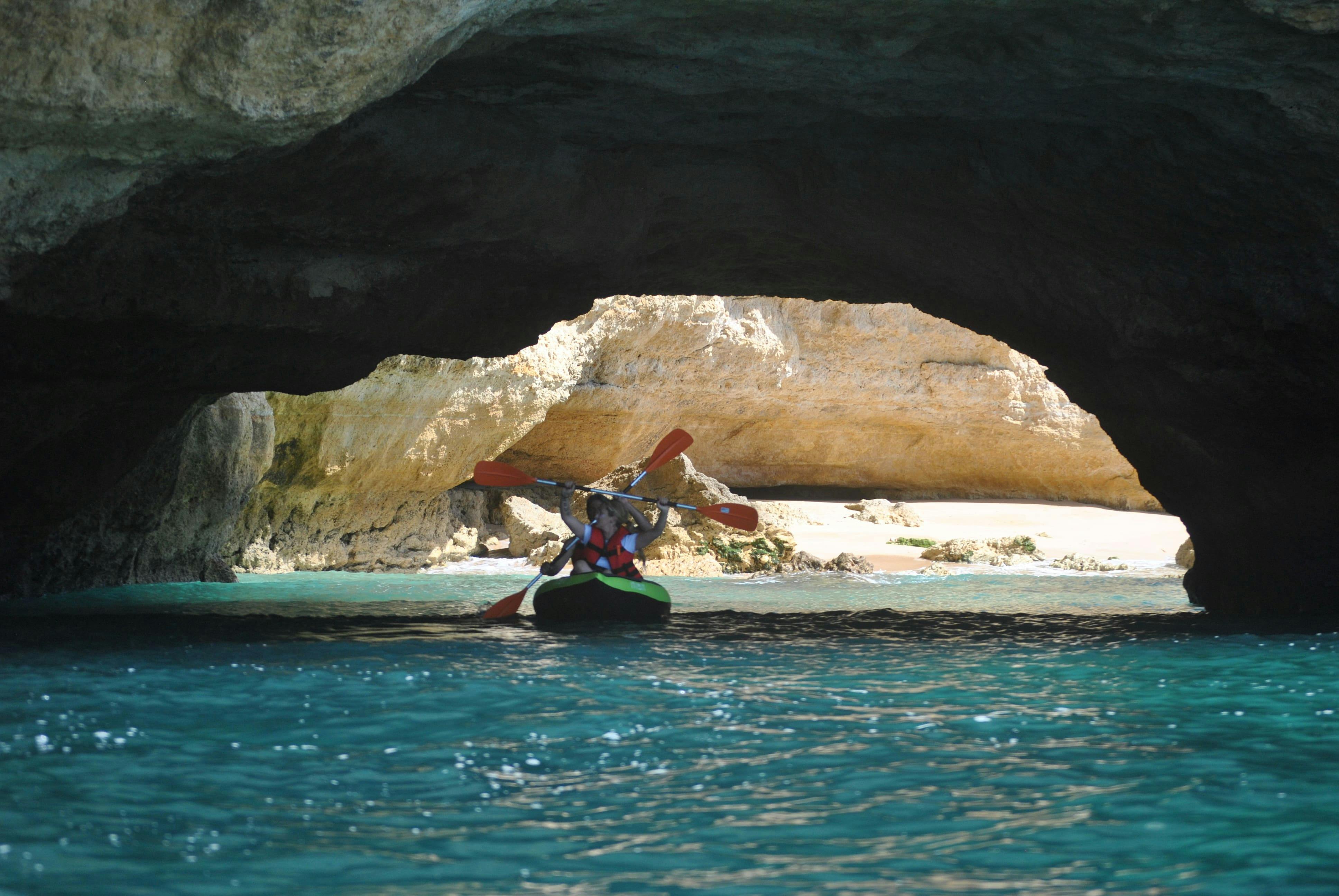 Experiencia en kayak en Benagil con transporte