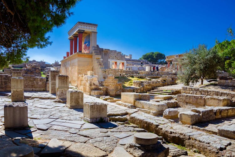 Knossos Palace and Heraklion foodie tour with transportation