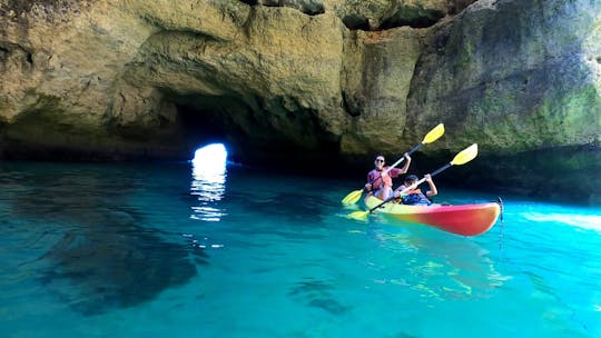 Tour privado en catamarán y kayak por Benagil