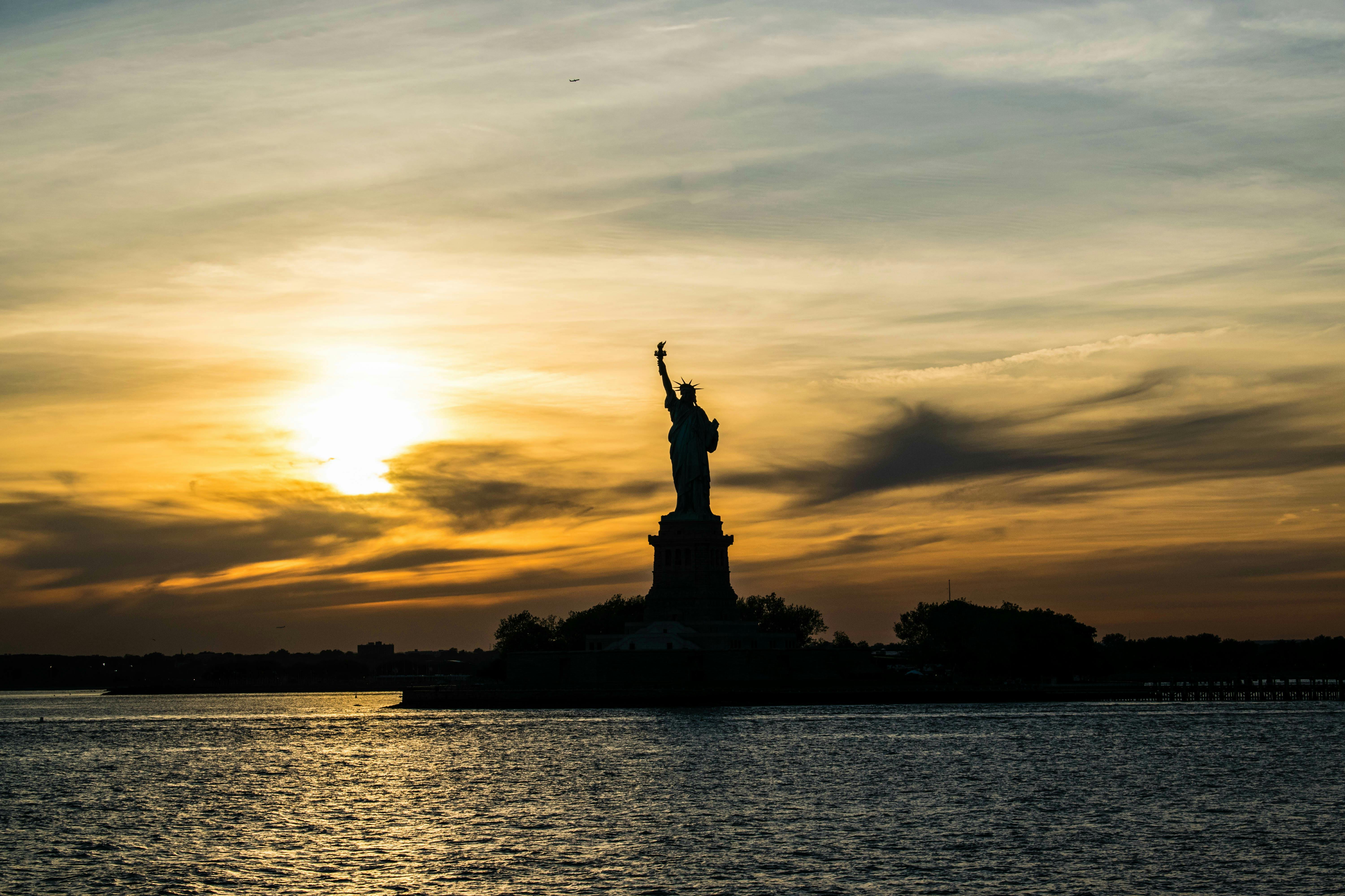 Frihetsgudinnan och Ellis Island båttur i solnedgången