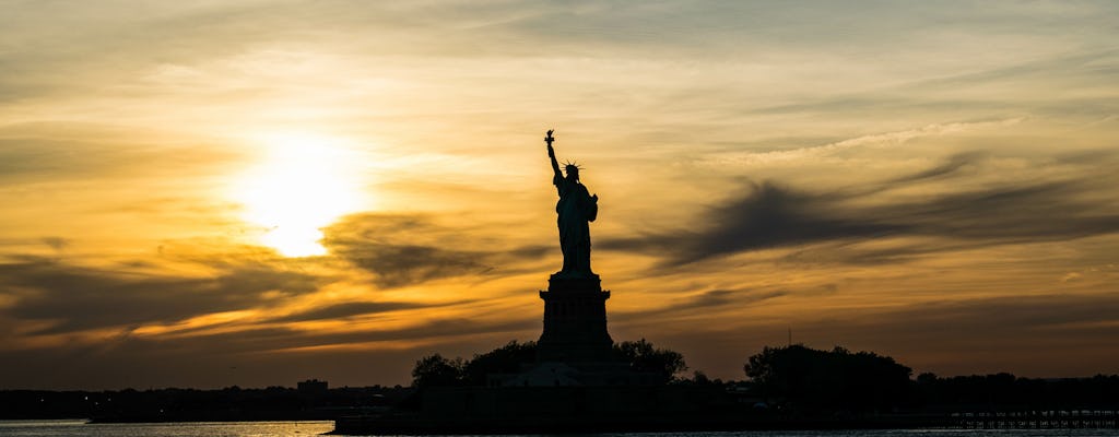 Statua Wolności i Ellis Island podczas rejsu o zachodzie słońca