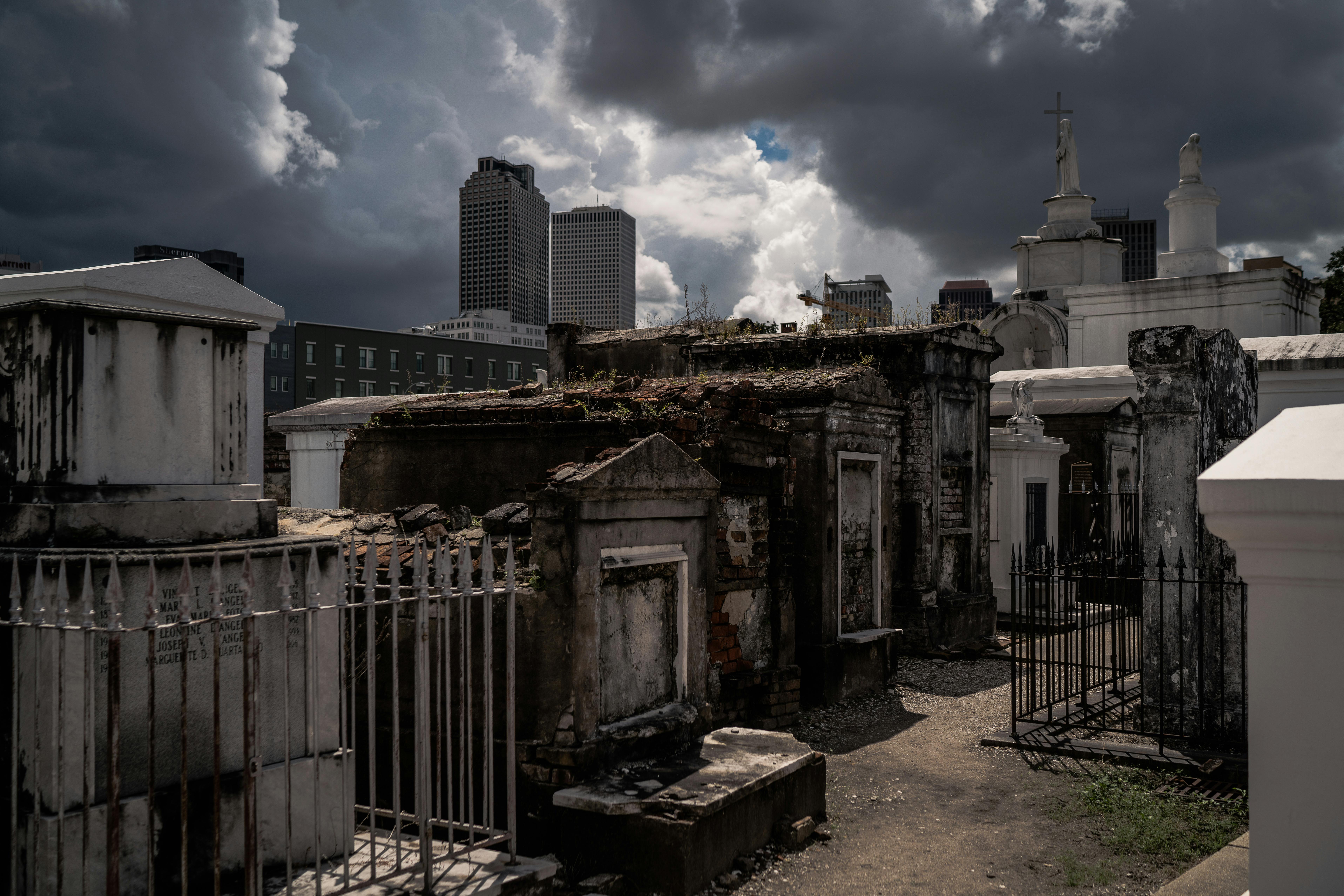 The New Orleans haunted cemetery city bus tour Musement