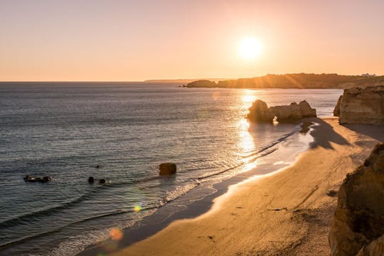 Tour in stand-up paddleboard delle grotte di Benagil al tramonto